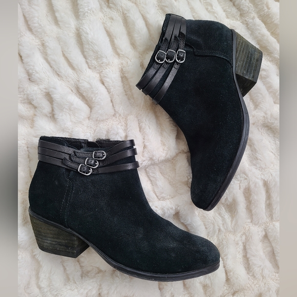 Clarks Shoes - Clarks size 9 Black Distressed Suede Side Zip Small Heel Boots Booties Shoes